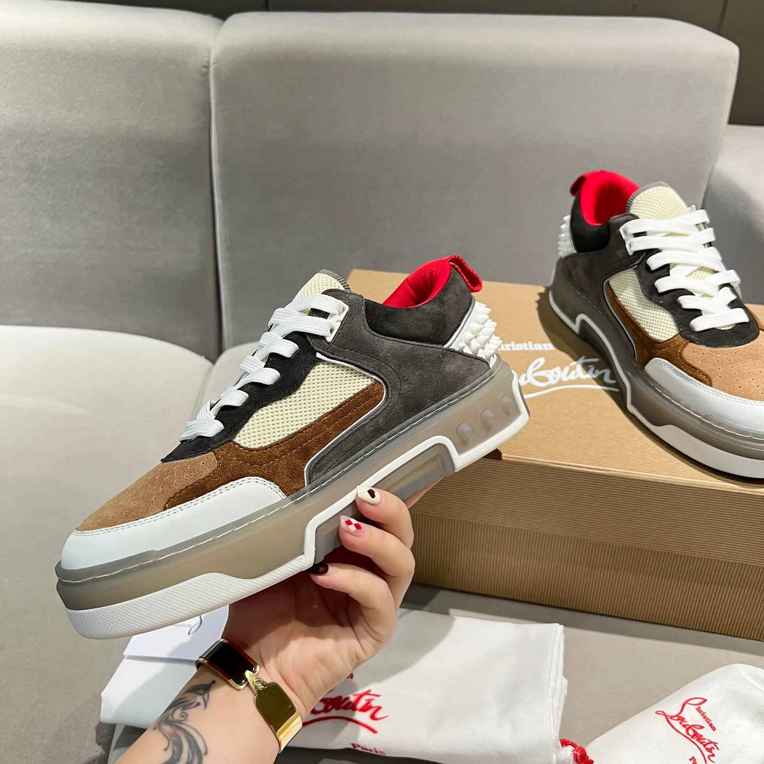 Men's shoes 💰700 🌹🌹🌹̋ Wang Junkai Yang Mi Xu Kai Zhang Jingyi Ding Chengxin Chen Muchi Wang Ziyi Same style Christian Louboutin 2024 [New product] ASTROLOUBI unisex thick-soled sports shoes red-soled shoes perfectly integrate fashion and sports, The fabrics are made of luxurious calfskin, soft suede, smooth satin and laminated leather, and the back is decorated with classic rivets. The interior is blended with a knitted tongue for added durability, breathability and quick-drying comfort. The outsole is made of a combination of EVA foam and imported rubber, and the colorful CL iconic letters on the side of the outsole show the brand's unique style. It is a ceiling-level comfortable skate shoe! ! ! Multiple colors available, currently men’s sizes 39--45